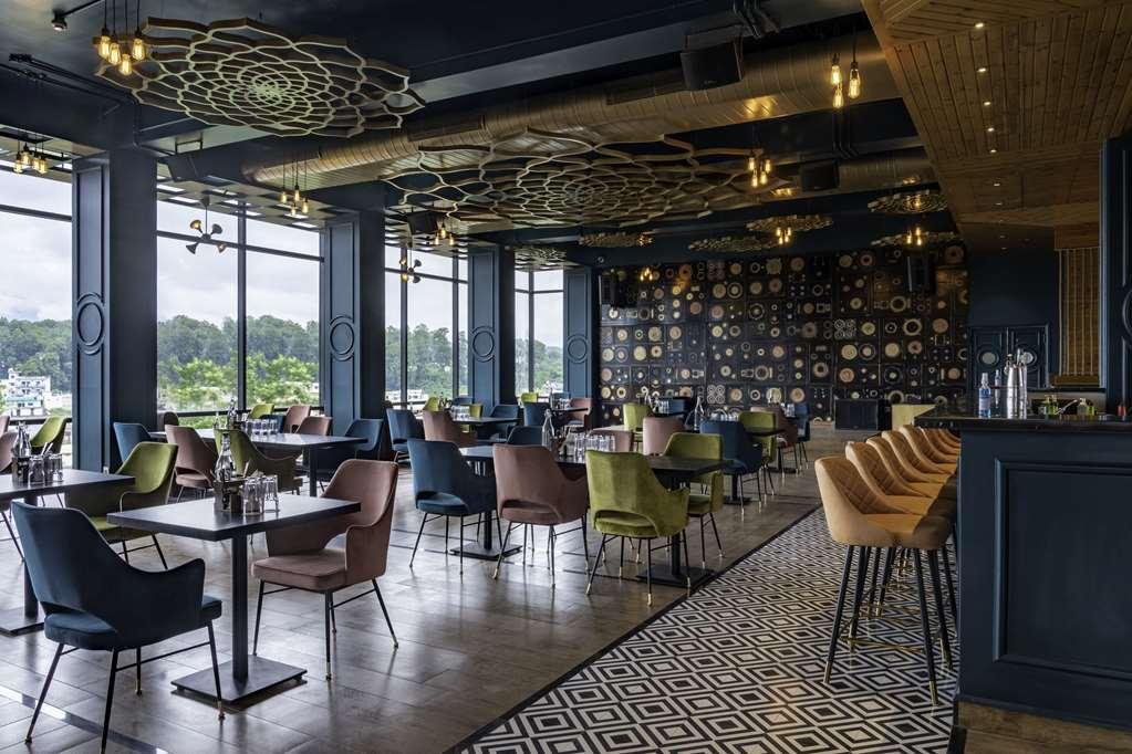 Clarion Hotel Epicure Дехрадун Ресторан фото