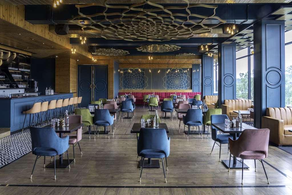Clarion Hotel Epicure Дехрадун Ресторан фото
